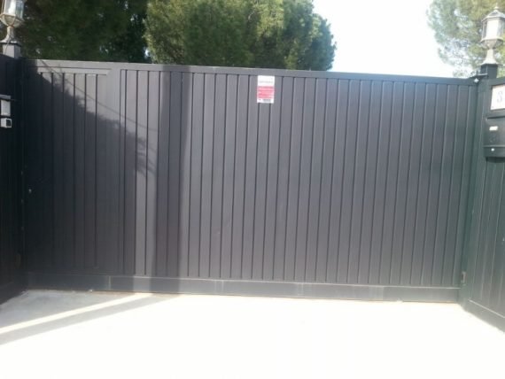 Puerta corredera con lamas de chapa chp a medida compra online