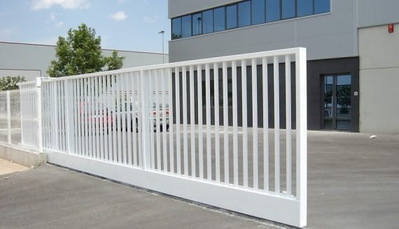 Puerta corredera industrial con barrotes a medida compra online