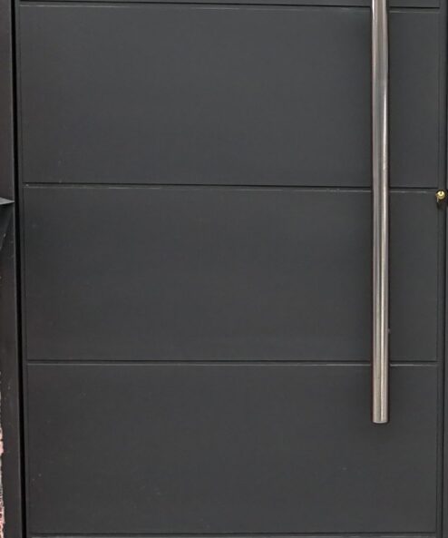 Puerta peatonal moderna de chapa