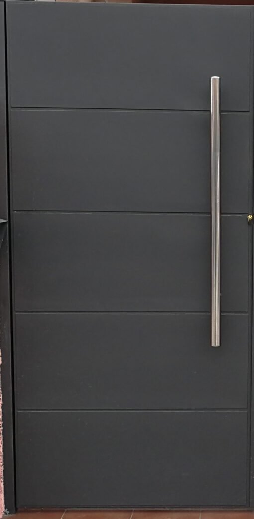 Puerta peatonal  moderna con laminas de chapa