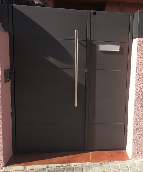 Puerta peatonal moderna con laminas de chapa conjunto