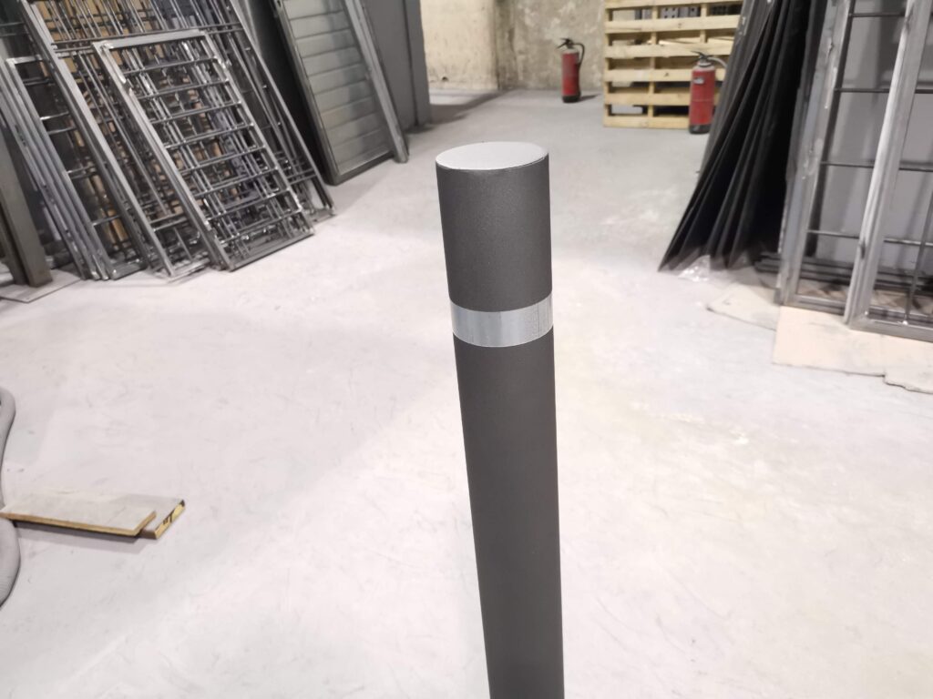 Balderol Pilona modelo Barcelona Eco Fija de acero Galvanizado - Grupo Pilonatic