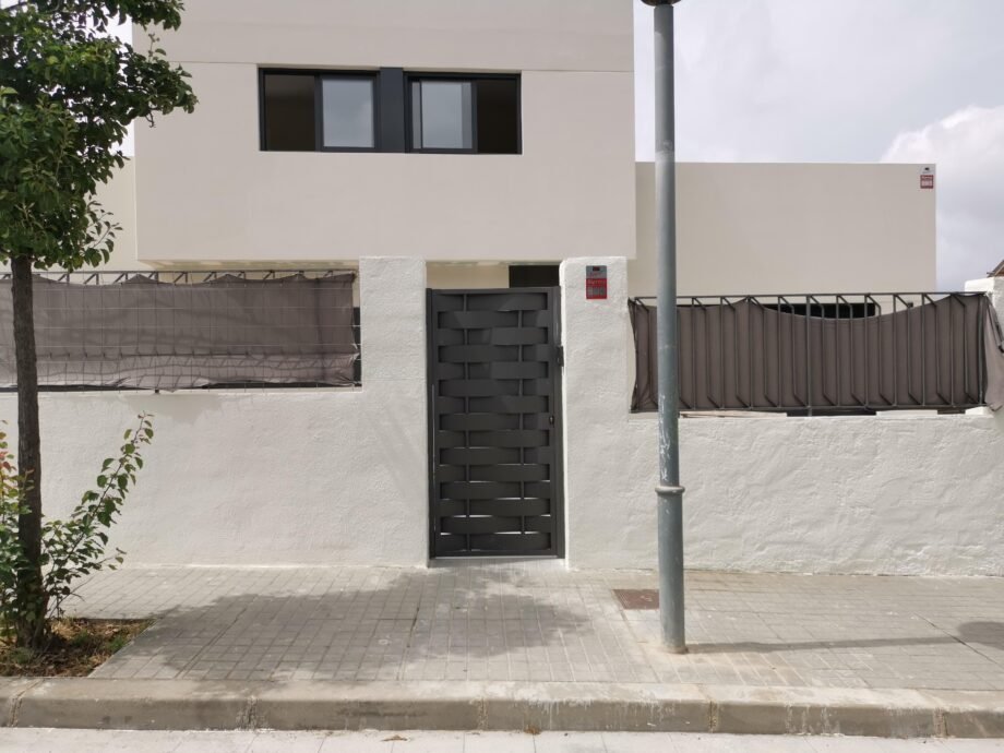 Puerta peatonal de chapa trenzada o entrelazada para exterior a medida