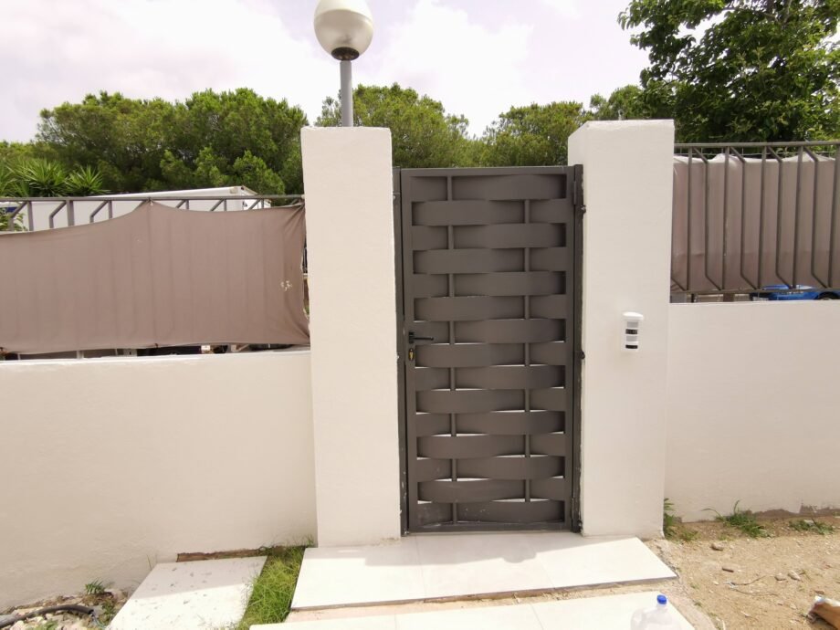 Puerta peatonal de chapa trenzada o entrelazada para exterior a medida