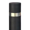 Pilona Barcelona con placa negra con anillo de acero inoxidable, detalle de la cabeza y anillo inox