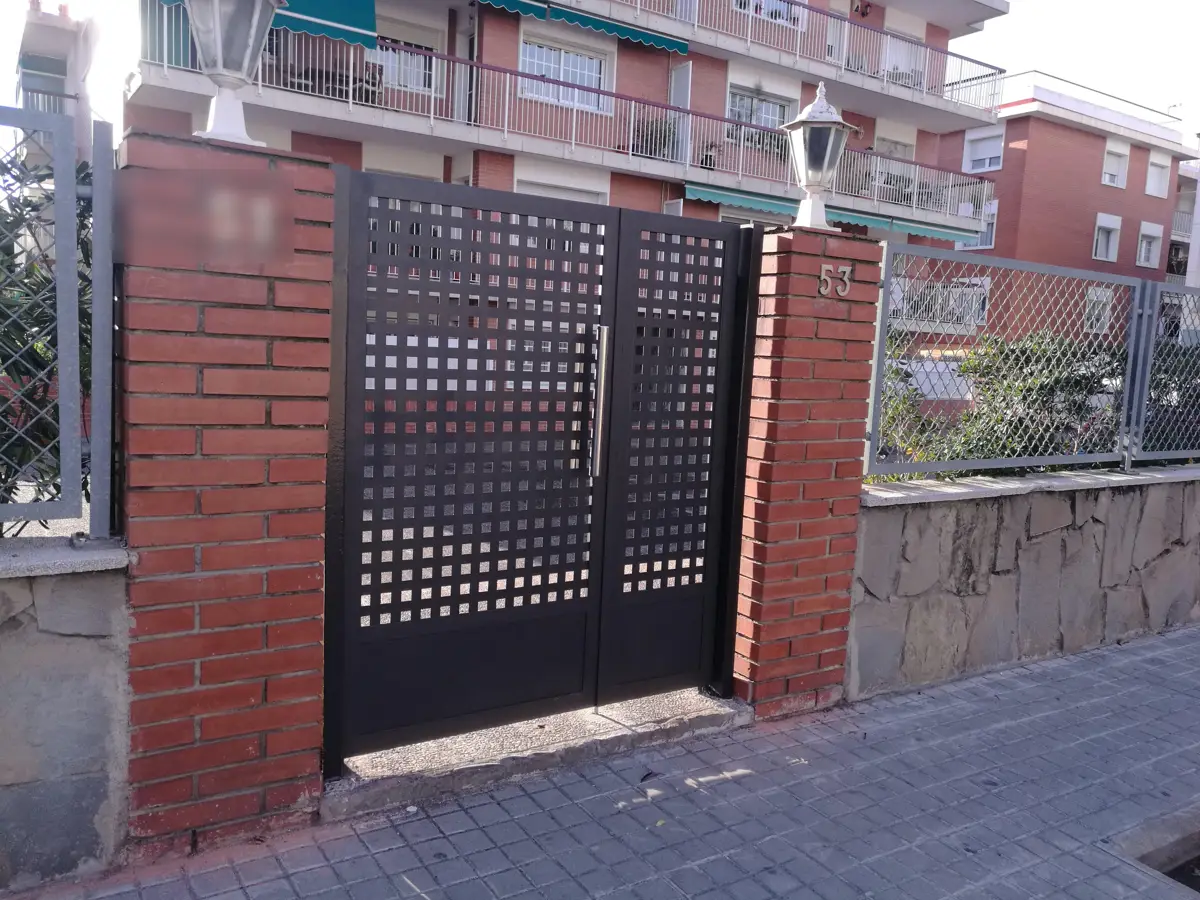 Puerta de chapa perforada de Pilonatic instalada