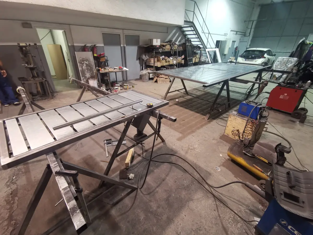 Fabricación de puertas metálicas en el taller de Pilonatic